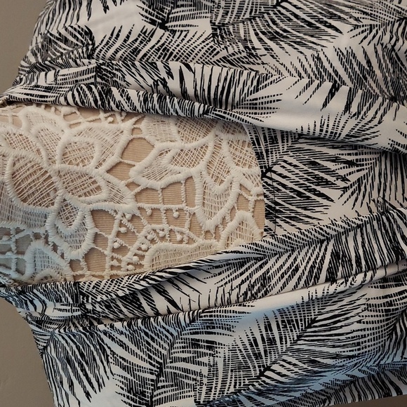 WHITE HOUSE BLACK MARKET Black And White Patterned Sleeveless Top - Picture 4 of 10